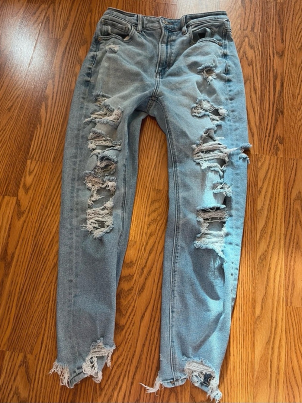 American Eagle ladies jeans size 6 distressed